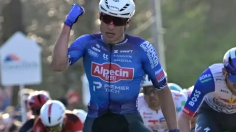 Drama Gent-Wevelgem: Philipsen Menang, Van Aert & Van der Poel Gigit Jari