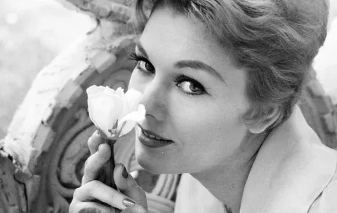 Kim Novak Kritik Keras Penunjukan Sydney Sweeney Sebagai Dirinya di Film Biopik 'Scandalous!'