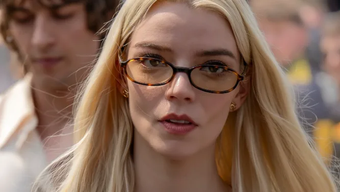 Anya Taylor-Joy Guncang Paddock GP Jepang dengan Korset Vintage!