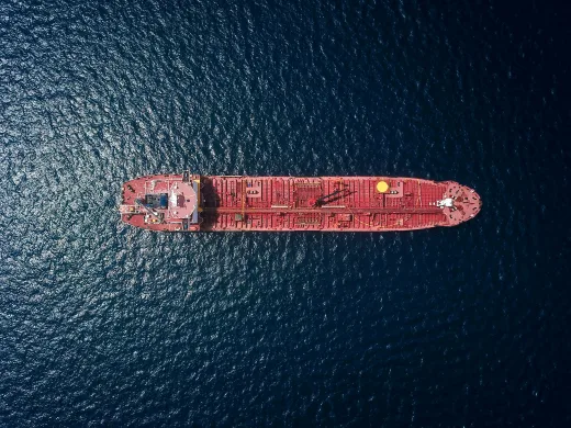 Eskalasi Teluk Persik: Serangan Tanker di Dubai dan Ultimatum "Obliterasi" Energi Iran oleh Donald Trump