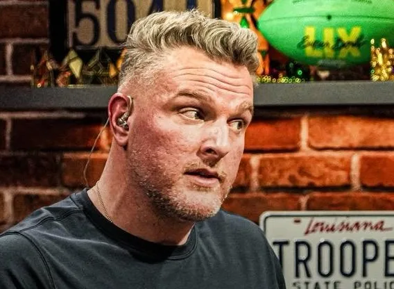 Pertaruhkan Karier, Pat McAfee Siap Tinggalkan WWE Jika Randy Orton Kalah di WrestleMania 42