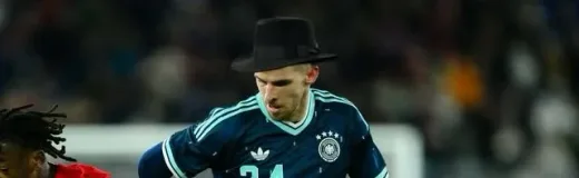 Kabar Buruk dari Anton Stach: Gelandang Leeds United Unggah Foto Cedera Engkel yang Mengkhawatirkan