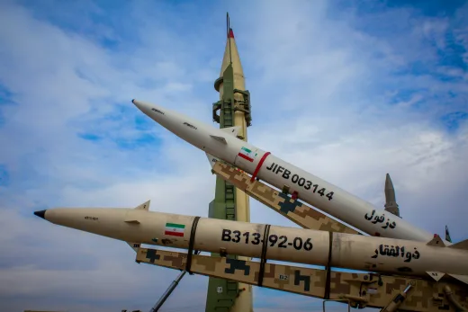 Teheran Ancam Serang Armada AS di Tengah Gencatan Senjata yang Rapuh