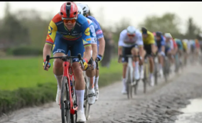 Drama Paris-Roubaix: Ban Bocor Dua Kali, Van Der Poel Berjalan Melawan Arah di Arenberg