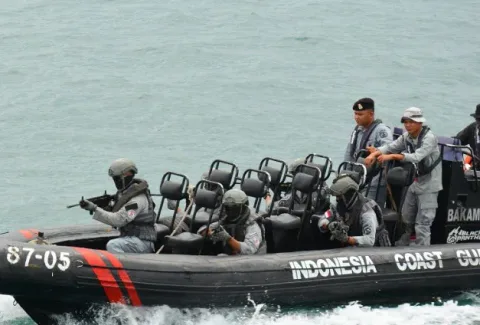 Solidaritas Maritim: Tim Gabungan RI-Malaysia Selamatkan Dua Nelayan di Perairan Kukup