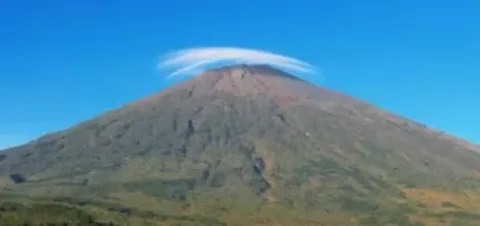 Pelanggaran di Rinjani: Pendaki Asing Ditahan Akibat Operasikan Drone Tanpa Izin