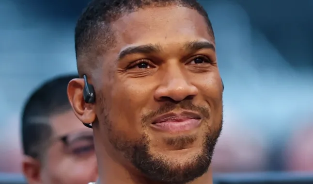Perang Saraf Heavyweight: Joshua Tampil Perkasa, Namun Tolak Tatap Muka dengan Fury