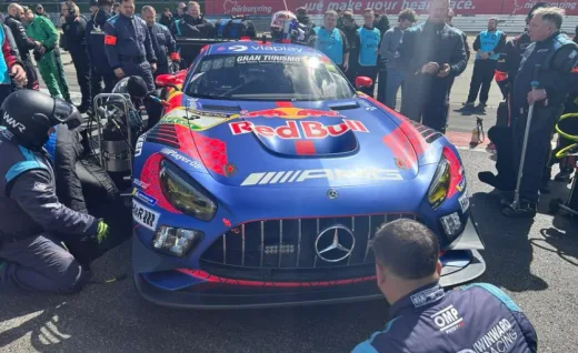 Tenang, Editor. Kita lengkapi rubrik Motorsport Legends & Oddities dengan kisah unik mengenai batasan kemampuan manusia yang melampaui aturan kompetisi. Laporan dari F1 Oversteer per 21 April 2026 mengungkap kembali insiden di mana Max Verstappen dilarang mengikuti kualifikasi untuk sebuah balapan di Nürburgring karena ia dianggap "terlalu cepat" bagi kategori tersebut. Ini adalah draf untuk rubrik "BEYOND THE LIMIT: THE UNBELIEVABLE TALE OF MAX VERSTAPPEN BEING BLOCKED FOR HIS SUPERIOR SPEED" sebagai pelengkap narasi kejeniusan teknis dalam buletin Anda. Analisis Olahraga: Saat Kecepatan Verstappen Menjadi Masalah
