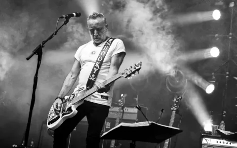 Peter Hook Belum Berencana Reuni dengan New Order, Namun Oasis Bisa Jadi Kunci
