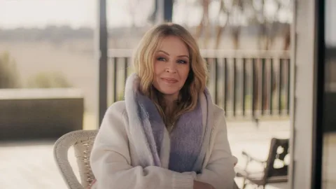 Netflix Umumkan Dokumenter "Intim" Kylie Minogue dan Bagikan Tampilan Perdana