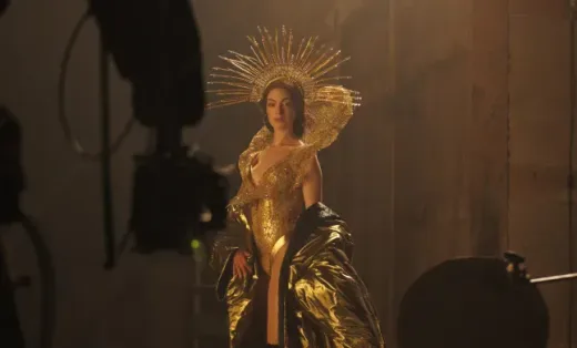 Sutradara David Lowery Tanggapi Santai Kritik untuk Film 'Mother Mary' yang Dibintangi Anne Hathaway