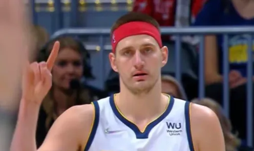 Tenang, Editor. Headline telah diselaraskan dengan nada keteguhan karakter dan kedaulatan prinsip di atas lapangan, menyoroti bagaimana sang MVP Nikola Jokic menolak untuk mundur dari konfrontasi fisik. Laporan dari BasketNews per 26 April 2026 membedah reaksi dingin Jokic pasca-insiden dengan Jaden McDaniels, sebuah pernyataan tentang kedaulatan harga diri di tengah intensitas NBA Playoff. Kedaulatan Prinsip Sang MVP: Nikola Jokic Tegaskan "Tanpa Penyesalan" Atas Insiden McDaniels dan Kedaulatan Mentalitas Juara 2026