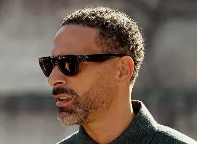 Perang Kata-Kata Memanas: Rio Ferdinand Lontarkan Lelucon "Pembawa Tas" kepada Jamie Carragher
