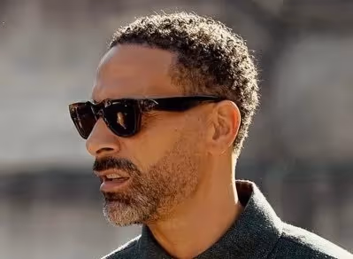 Perang Kata-Kata Memanas: Rio Ferdinand Lontarkan Lelucon "Pembawa Tas" kepada Jamie Carragher