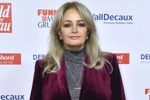 Bonnie Tyler Jalani Operasi Usus Darurat di Portugal: Kondisi Stabil dan Sedang Masa Pemulihan