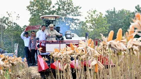 Modernisasi Pertanian: Presiden Prabowo Sopiri Traktor Pemanen dalam Panen Raya Jagung Serentak di Tuban