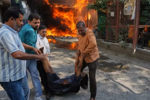 Kebakaran Gedung di New Delhi Tewaskan 18 Orang, WNA Pasien Medis Jadi Korban