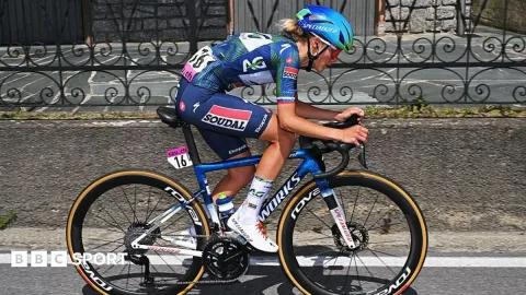 Kecelakaan Kecepatan Tinggi di Tour de Suisse: Rahang Pembalap Wanita Patah