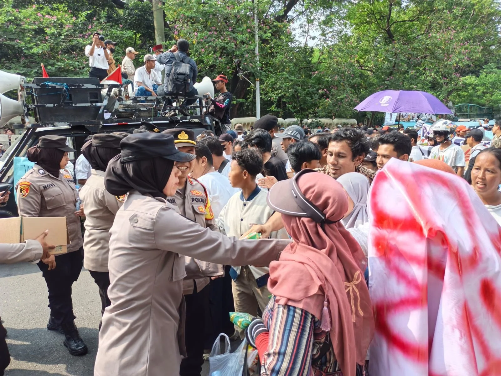 Polisi Bagi Air Mineral dan Snack ke Massa Demo: Strategi Humanis atau Sekadar Simbol?