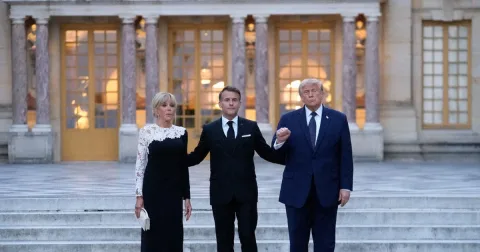 Versailles sebagai Senjata Diplomasi: Macron Pikat Trump demi Pengaruh Global