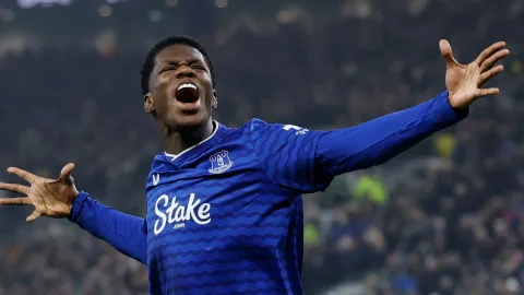 Everton Siap Lepas Thierno Barry demi Ayase Ueda: Bomber Jepang Seharga Rp600 Miliar Jadi Target