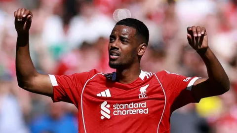 Liverpool Siapkan Rp1,8 Triliun untuk Bek Tottenham: Langkah Berani di Bursa Transfer