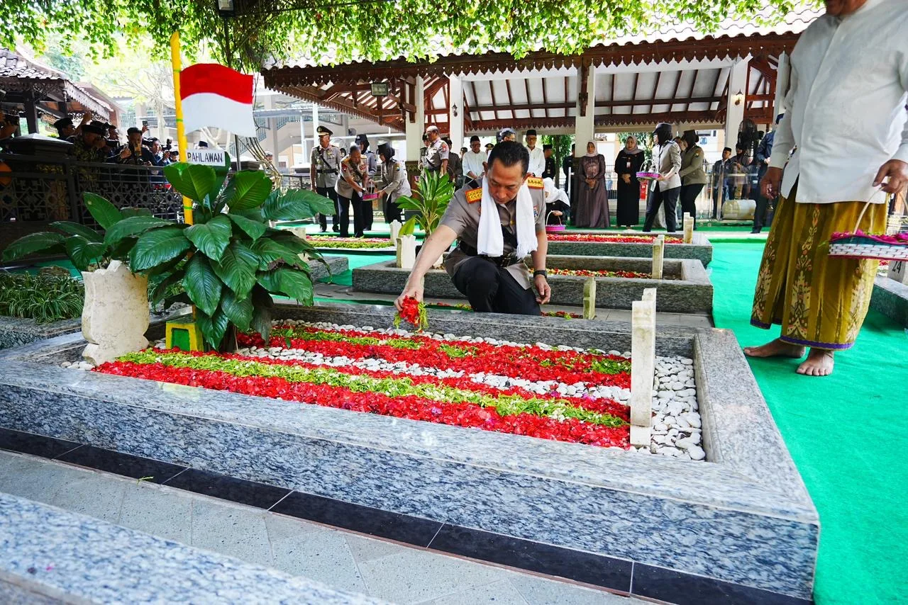 Ziarah ke Makam Gus Dur, Kapolri Tegaskan Komitmen Polri pada Reformasi