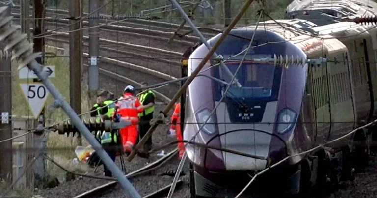 Tabrakan Kereta di Utara London Tewaskan Masinis, Puluhan Luka Berat