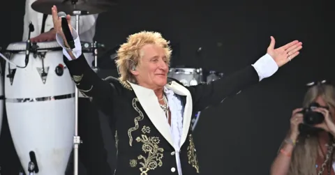 Rod Stewart Terpaksa Pakai Oksigen di Atas Panggung, Fans Kecewa Berat