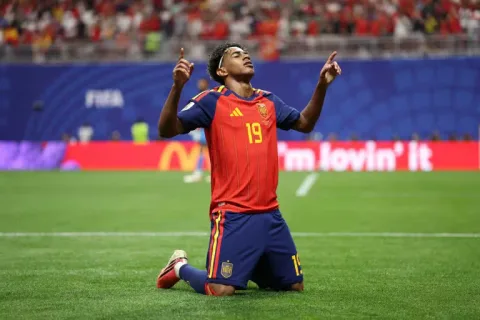 Spanyol Bangkit: Oyarzabal dan Yamal Hancurkan Arab Saudi 4-0