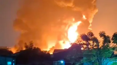 Pabrik Karet di Tangerang Terbakar, Asap Hitam Membumbung Tinggi