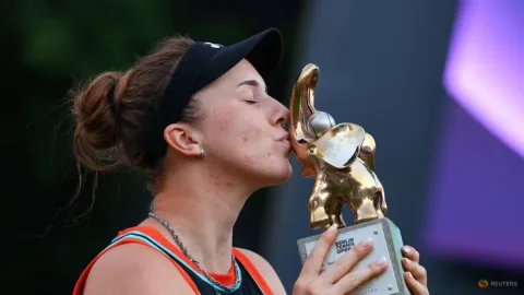Noskova Kalahkan Pegula di Final Berlin Open, Siap Tembus 10 Besar Dunia