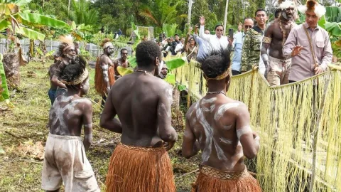 Gibran Janjikan Replikasi Sekolah Lapang Sagu Asmat ke Seluruh Indonesia