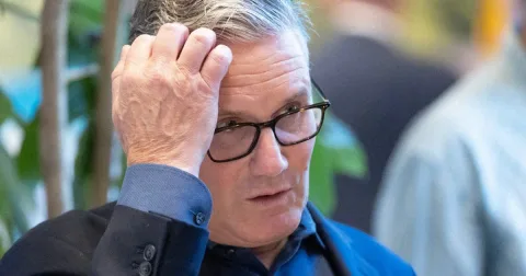 Tekanan Mencekik: Starmer di Persimpangan Mundur atau Bertahan