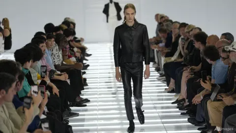 Prada dan Raf Simons Bantah Kemewahan Konvensional: Koleksi Pria 2027 Berani Sederhana