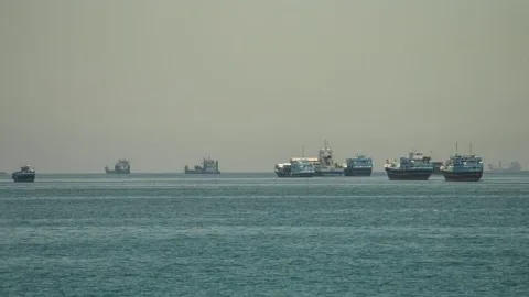 Harga Minyak Terus Merosot: Selat Hormuz Kembali Jadi Pusat Ketegangan