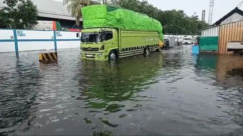 Hujan Subuh dan Pasang Laut Lumpuhkan 17 Titik di Surabaya, Genangan Capai 50 Cm