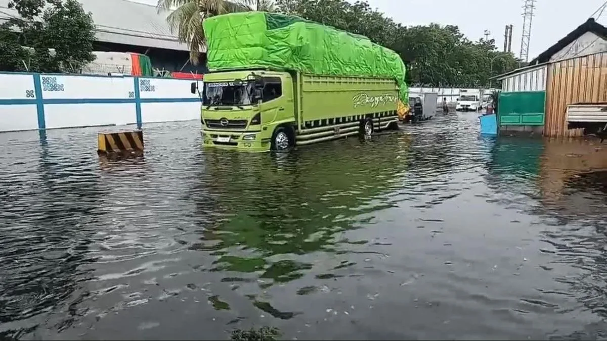 Hujan Subuh dan Pasang Laut Lumpuhkan 17 Titik di Surabaya, Genangan Capai 50 Cm
