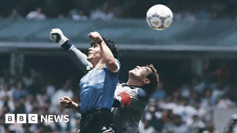 Empat Dekade Silam, Seorang Remaja Meksiko Menyaksikan 'Tangan Tuhan' Maradona: Antara Kontroversi dan Keindahan Sepak Bola