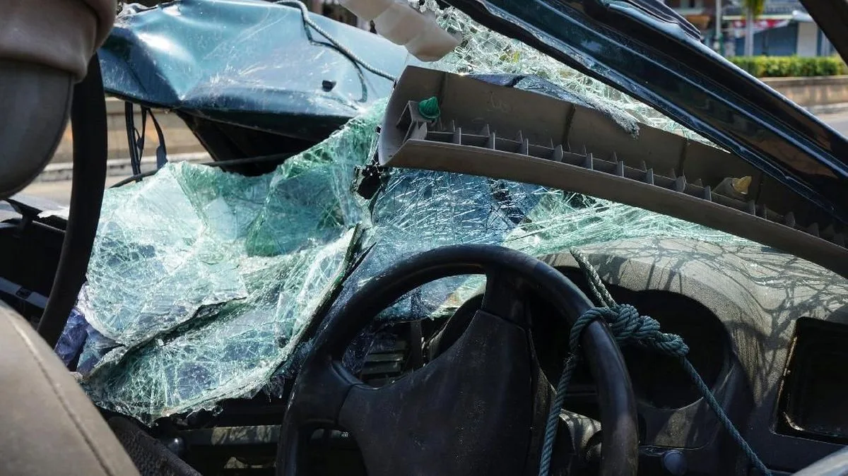 BMW Listrik Tabrak Pemotor di Jakbar, Sopir Diduga Kabur Diamuk Massa