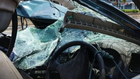 BMW Listrik Tabrak Pemotor di Jakbar, Sopir Diduga Kabur Diamuk Massa