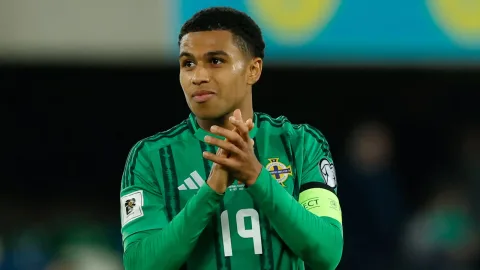 Leeds United Buru Julian Brandt: Alternatif Lebih Matang dari Shea Charles?