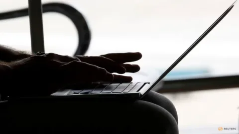 Rasa Bersalah Mengalahkan Godaan: Pria Singapura Laporkan Diri Sendiri Usai Eksploitasi Celah PayPal