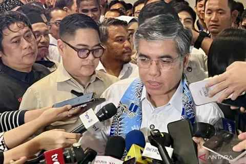 Menaker Buka Dasbor PHK: Industri Keramik dan Otomotif Terancam, 50 Ribu Pekerja di Bekasi Jadi Korban