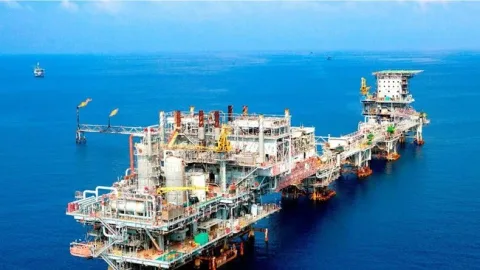 Harga Minyak Dunia Kembali Terjun Bebas, Brent Tembus US$76 per Barel