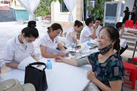 Vietnam Wajibkan Cek Kesehatan Gratis Tahunan untuk Lansia Mulai 2026