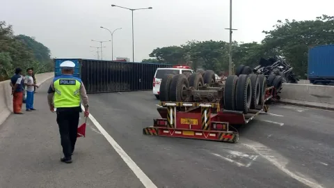 Truk Trailer Muatan Besi Terguling di Flyover Tomang, Evakuasi Sempat Tutup Jalan