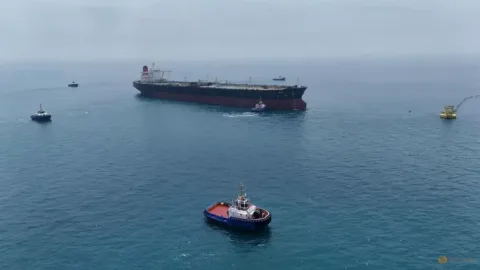 Harga Minyak Bumi Terus Merosot, Selat Hormuz Mulai Longgar