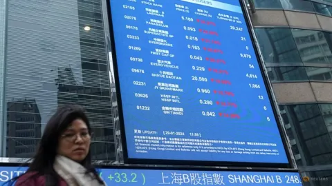 Bursa Asia Terombang-ambing, Minyak Mendekati Titik Terendah Empat Bulan
