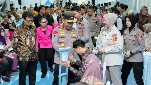 HUT Bhayangkara ke-80: Kapolri Bagikan 6.000 Paket Bansos dan Luncurkan Kartu Prioritas Buruh